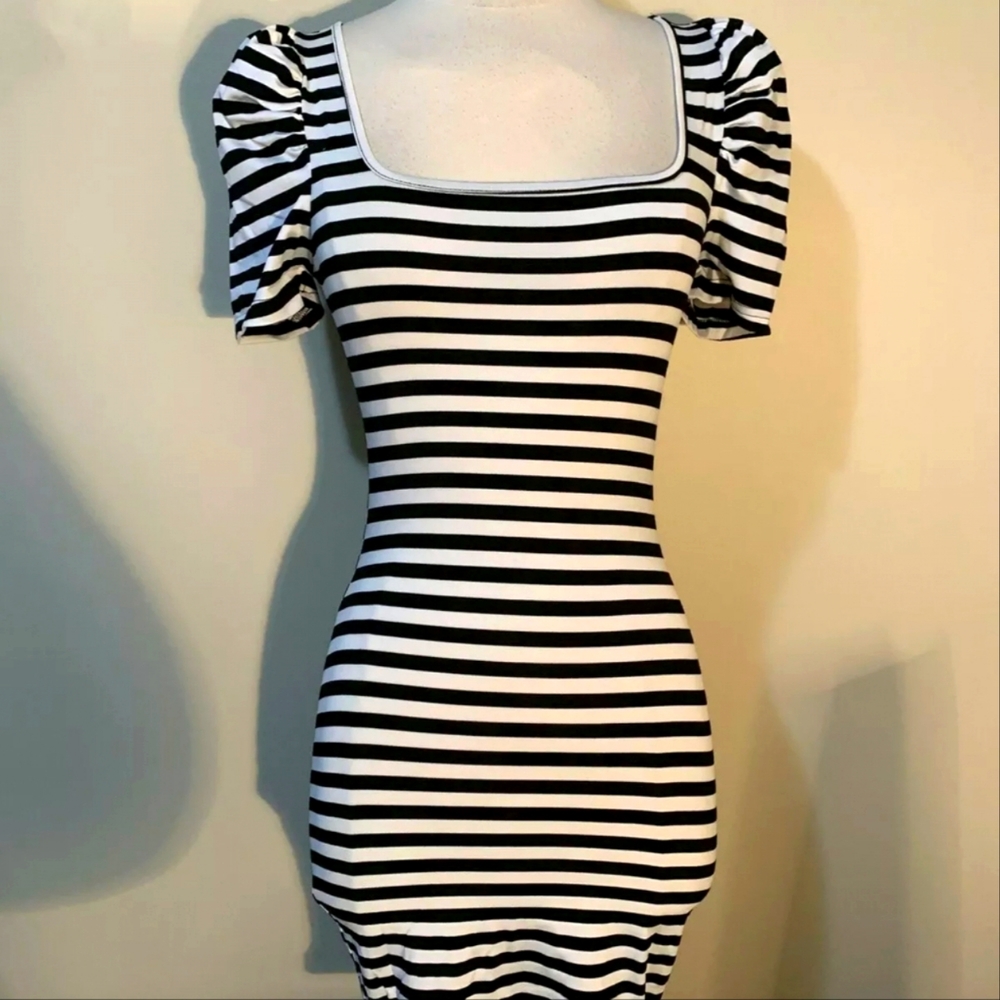 Womens NEW!!! Black and white striped puff sleeve, short bodycon dress. XS.sheIn